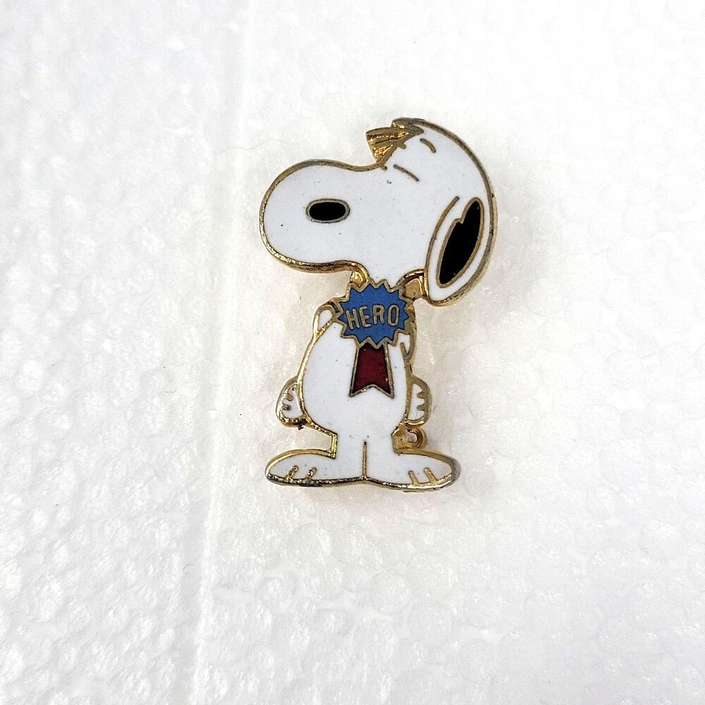 Vintage Snoopy Hero Collector Lapel Pin Charlie Brown Peanuts United Feature 1"